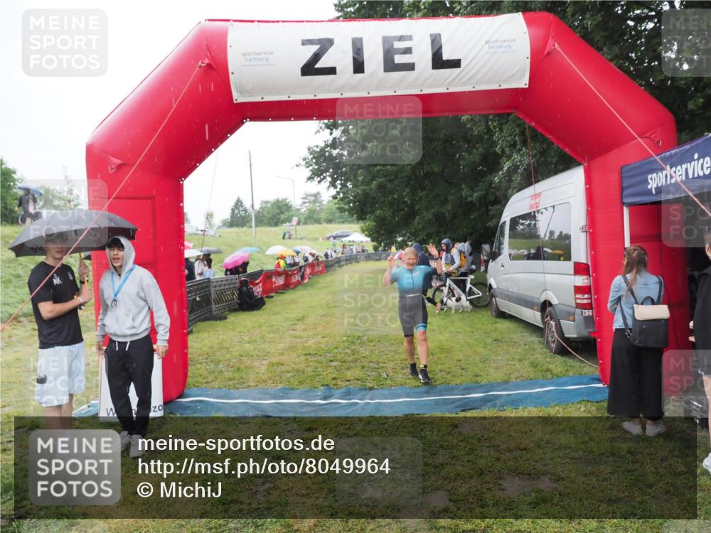 21.06.2025 - 27. Vierlanden-Triathlon MichiJ http://msf.ph/oto/8049964 15.06.2026 14:29:26 Ziel 1223, 1296 meine-sportfotos.de