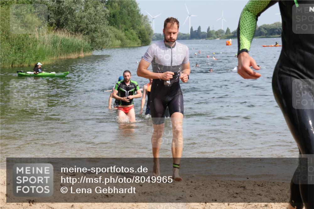 15.06.2025 - 27. Vierlanden-Triathlon Lena Gebhardt http://msf.ph/oto/8049965 15.06.2025 09:55:58 Schwimmen 268, 277, 280, 283, 285, 308, 310, 312, 322, 331, 338, 357 meine-sportfotos.de