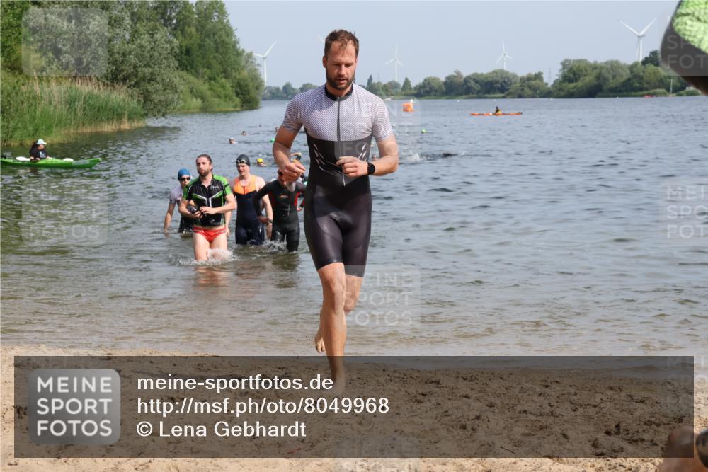 15.06.2025 - 27. Vierlanden-Triathlon Lena Gebhardt http://msf.ph/oto/8049968 15.06.2025 09:55:59 Schwimmen 268, 277, 280, 283, 285, 308, 310, 312, 322, 331, 338, 357 meine-sportfotos.de