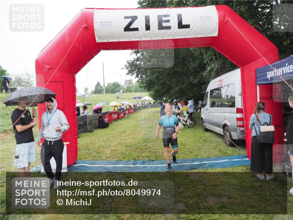 21.06.2025 - 27. Vierlanden-Triathlon MichiJ http://msf.ph/oto/8049974 15.06.2026 14:29:26 Ziel 1223, 1296 meine-sportfotos.de