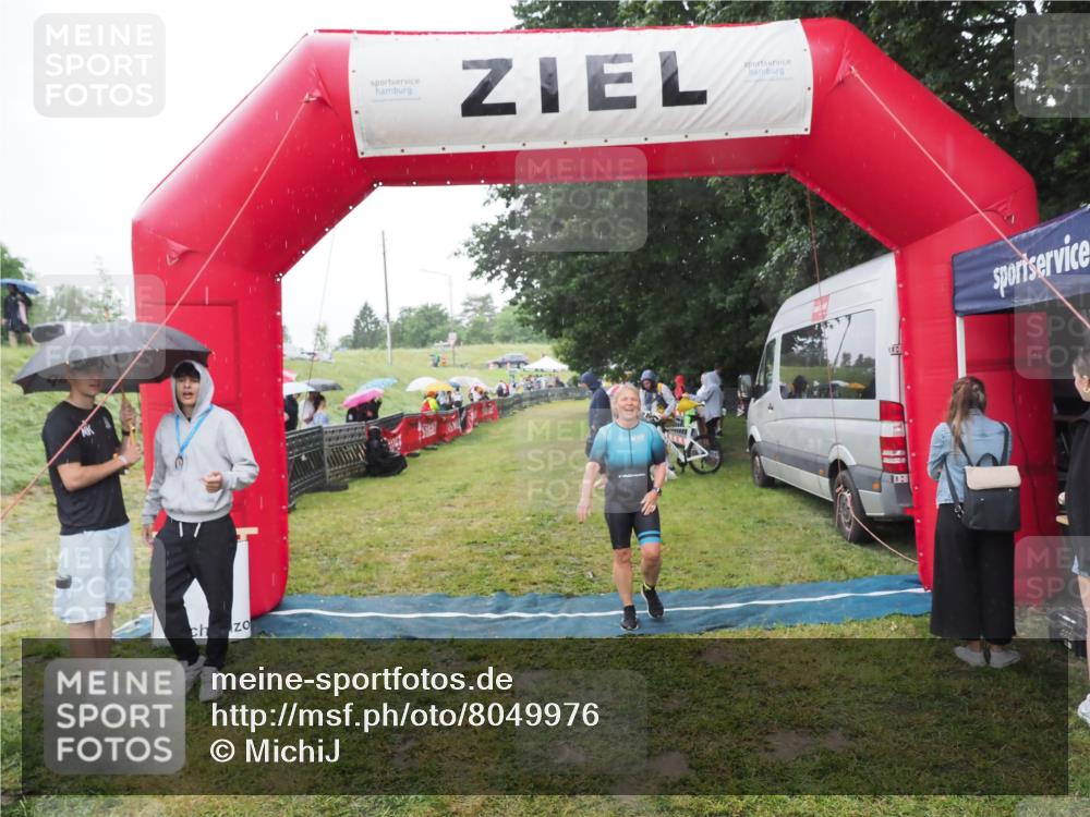 21.06.2025 - 27. Vierlanden-Triathlon MichiJ http://msf.ph/oto/8049976 15.06.2026 14:29:27 Ziel 1223, 1296 meine-sportfotos.de