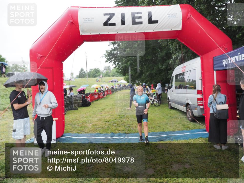 21.06.2025 - 27. Vierlanden-Triathlon MichiJ http://msf.ph/oto/8049978 15.06.2026 14:29:27 Ziel 1223, 1296 meine-sportfotos.de
