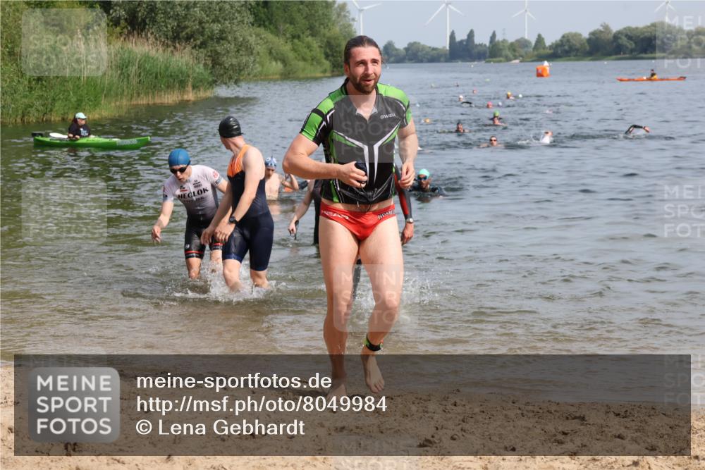 15.06.2025 - 27. Vierlanden-Triathlon Lena Gebhardt http://msf.ph/oto/8049984 15.06.2025 09:56:03 Schwimmen 268, 277, 285, 308, 310, 312, 315, 349, 357 meine-sportfotos.de