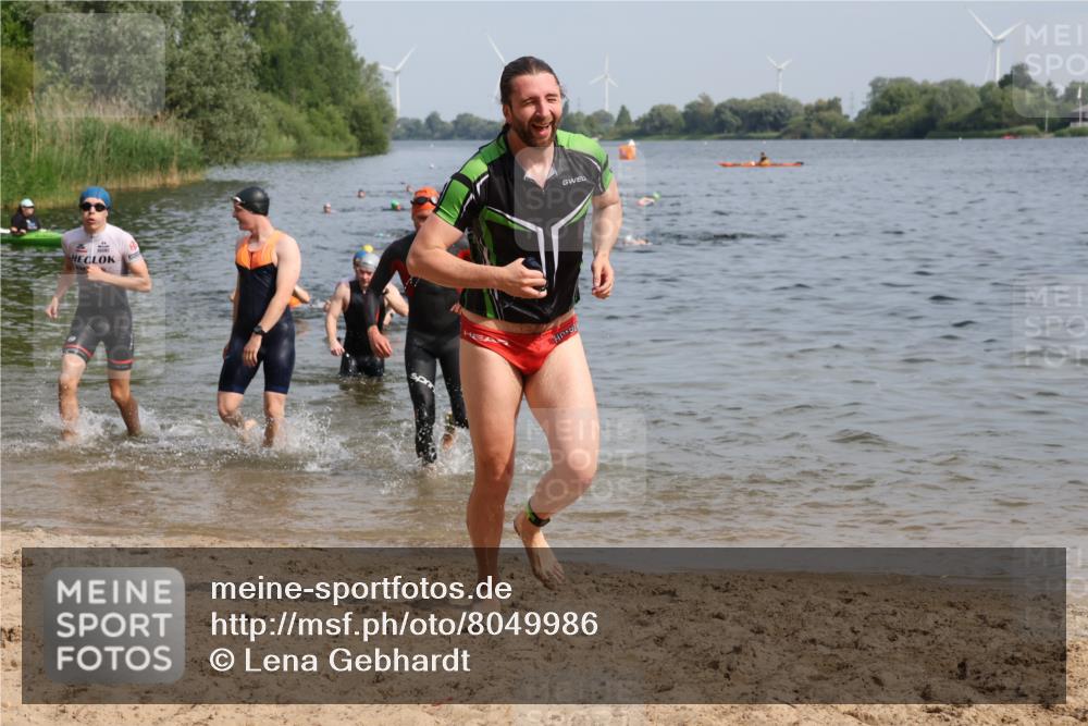 15.06.2025 - 27. Vierlanden-Triathlon Lena Gebhardt http://msf.ph/oto/8049986 15.06.2025 09:56:04 Schwimmen 268, 277, 285, 308, 310, 312, 315, 349, 357 meine-sportfotos.de