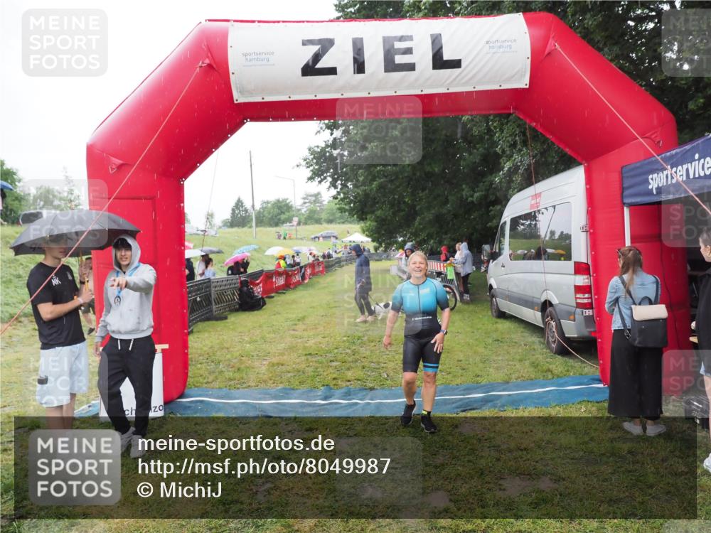 21.06.2025 - 27. Vierlanden-Triathlon MichiJ http://msf.ph/oto/8049987 15.06.2026 14:29:27 Ziel 1223, 1296 meine-sportfotos.de