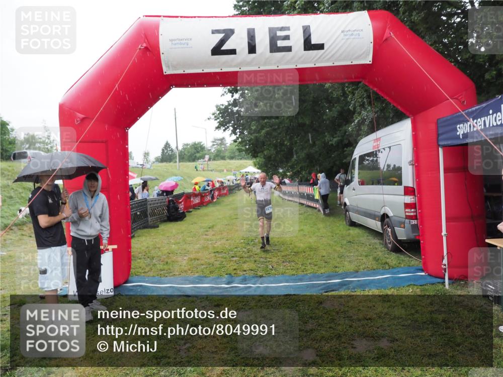 21.06.2025 - 27. Vierlanden-Triathlon MichiJ http://msf.ph/oto/8049991 15.06.2026 14:29:45 Ziel 1271 meine-sportfotos.de