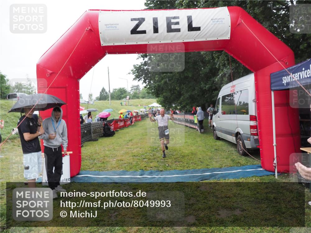 21.06.2025 - 27. Vierlanden-Triathlon MichiJ http://msf.ph/oto/8049993 15.06.2026 14:29:46 Ziel 1271 meine-sportfotos.de