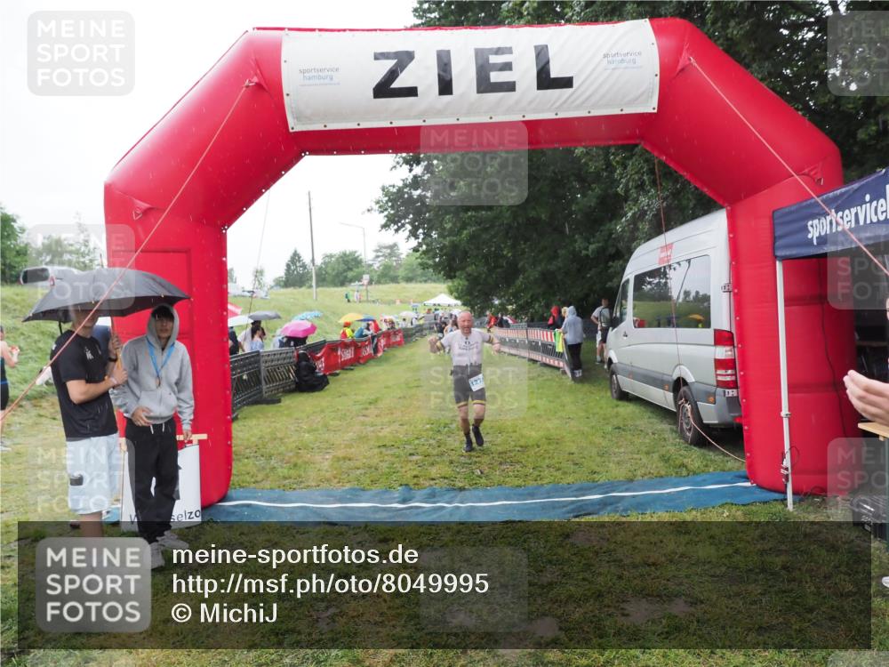 21.06.2025 - 27. Vierlanden-Triathlon MichiJ http://msf.ph/oto/8049995 15.06.2026 14:29:46 Ziel 1271 meine-sportfotos.de