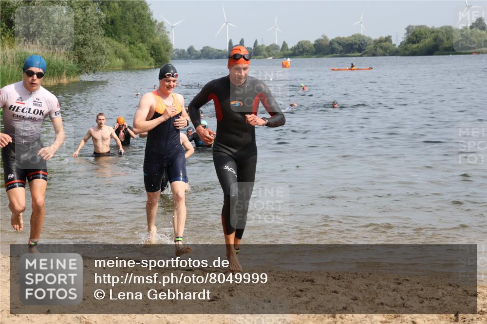 15.06.2025 - 27. Vierlanden-Triathlon Lena Gebhardt http://msf.ph/oto/8049999 15.06.2025 09:56:06 Schwimmen 268, 277, 285, 310, 312, 314, 315, 349, 357 meine-sportfotos.de