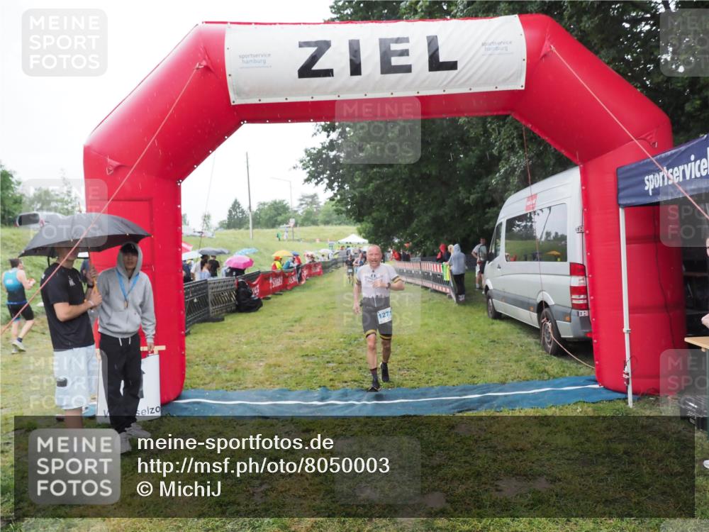 21.06.2025 - 27. Vierlanden-Triathlon MichiJ http://msf.ph/oto/8050003 15.06.2026 14:29:46 Ziel 1271 meine-sportfotos.de