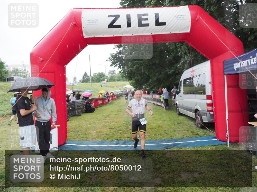 21.06.2025 - 27. Vierlanden-Triathlon MichiJ http://msf.ph/oto/8050012 15.06.2026 14:29:47 Ziel 1175, 1271, 1295 meine-sportfotos.de