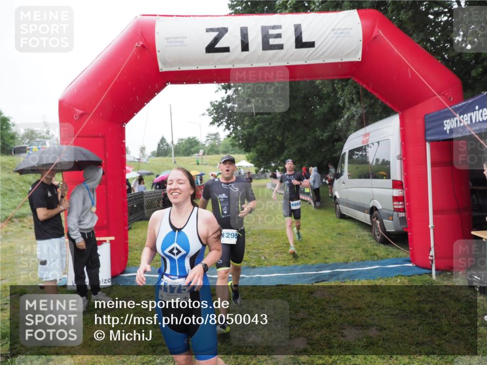 21.06.2025 - 27. Vierlanden-Triathlon MichiJ http://msf.ph/oto/8050043 15.06.2026 14:29:52 Ziel 1175, 1271, 1287, 1295 meine-sportfotos.de