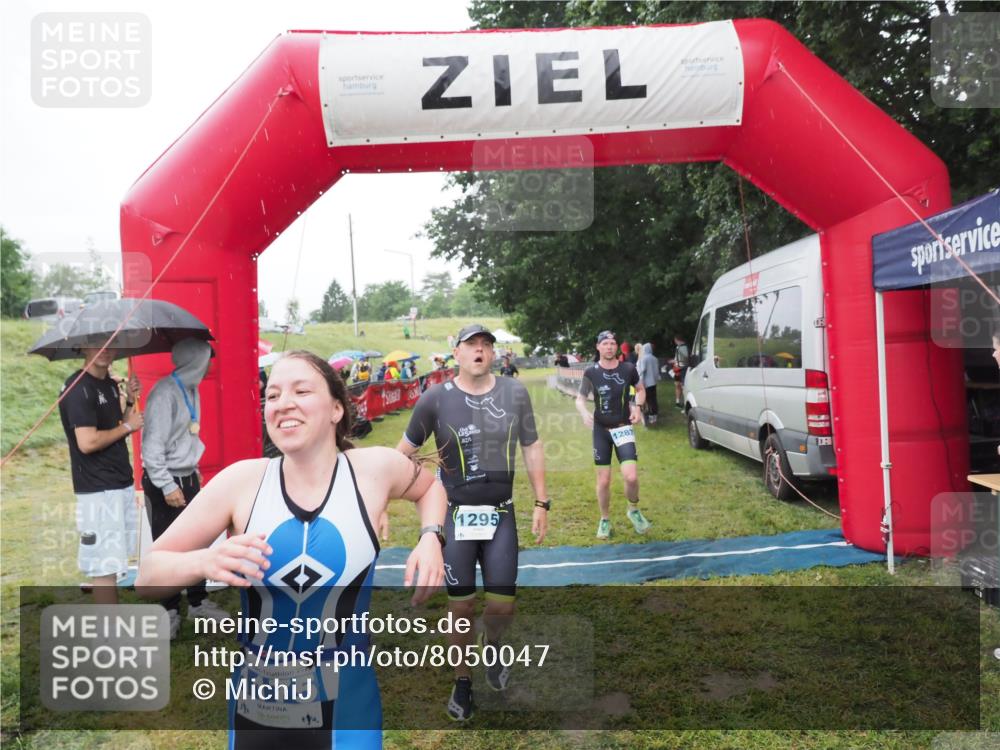 21.06.2025 - 27. Vierlanden-Triathlon MichiJ http://msf.ph/oto/8050047 15.06.2026 14:29:53 Ziel 1175, 1271, 1287, 1294, 1295 meine-sportfotos.de