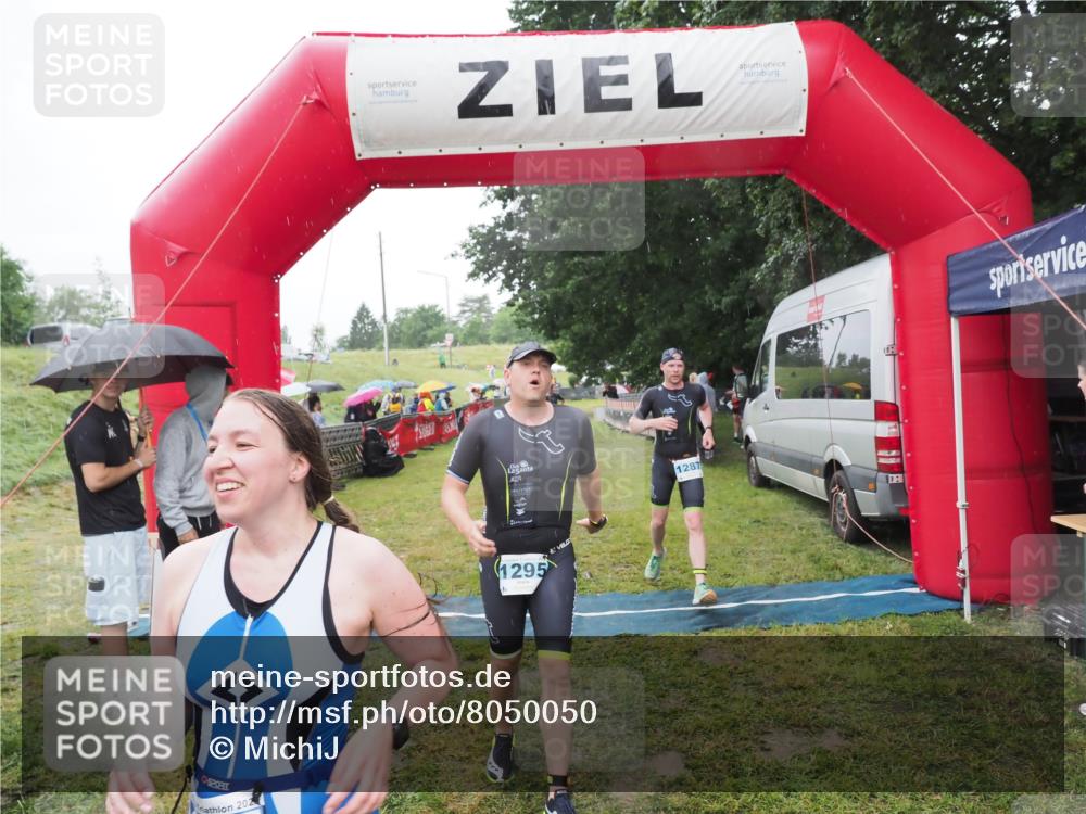 21.06.2025 - 27. Vierlanden-Triathlon MichiJ http://msf.ph/oto/8050050 15.06.2026 14:29:53 Ziel 1175, 1271, 1287, 1294, 1295 meine-sportfotos.de