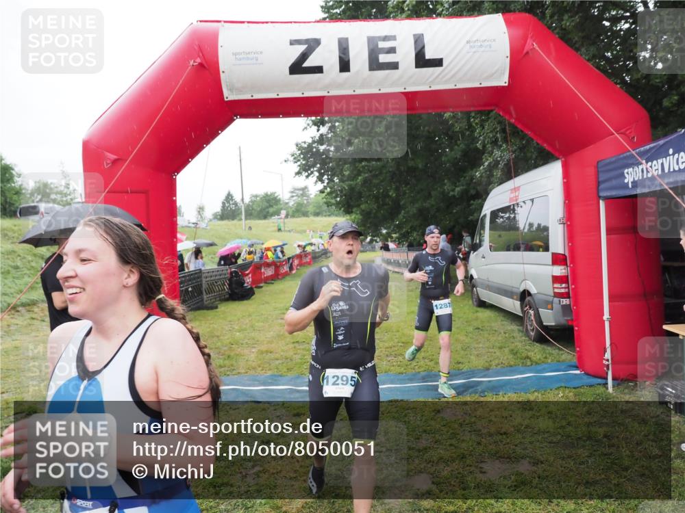 21.06.2025 - 27. Vierlanden-Triathlon MichiJ http://msf.ph/oto/8050051 15.06.2026 14:29:53 Ziel 1175, 1271, 1287, 1294, 1295 meine-sportfotos.de