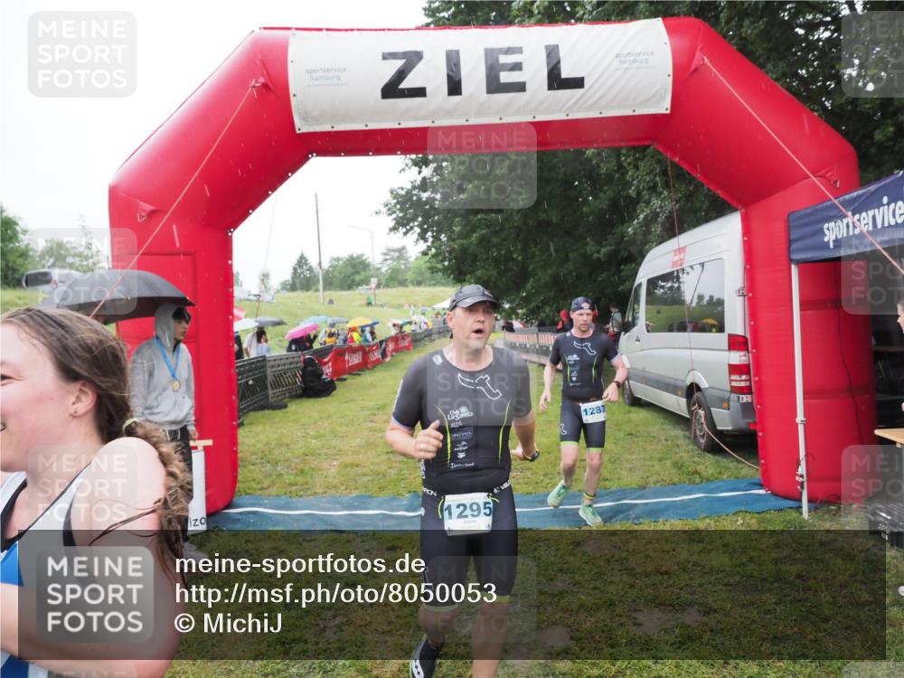 21.06.2025 - 27. Vierlanden-Triathlon MichiJ http://msf.ph/oto/8050053 15.06.2026 14:29:53 Ziel 1175, 1271, 1287, 1294, 1295 meine-sportfotos.de
