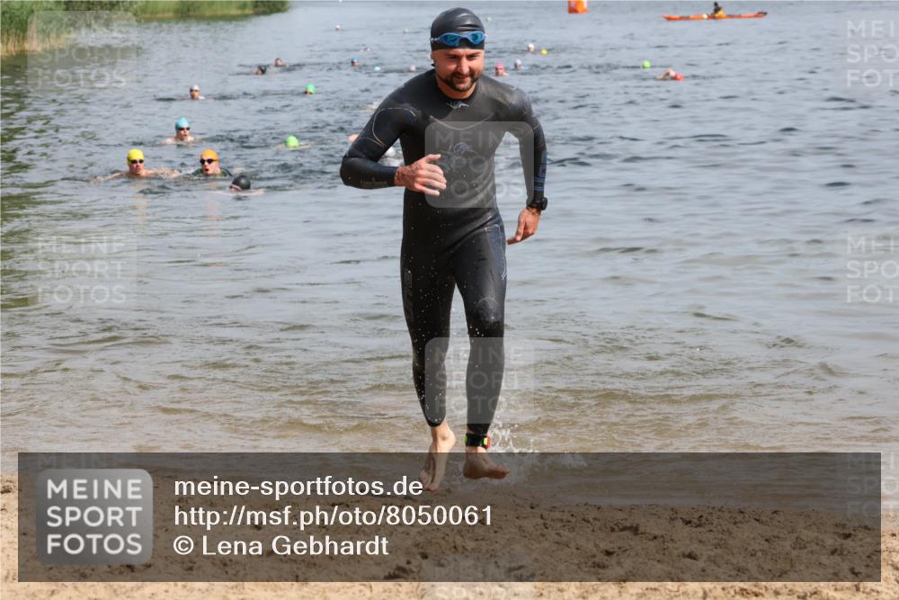 15.06.2025 - 27. Vierlanden-Triathlon Lena Gebhardt http://msf.ph/oto/8050061 15.06.2025 09:56:20 Schwimmen 260, 314, 315, 323, 349, 438 meine-sportfotos.de
