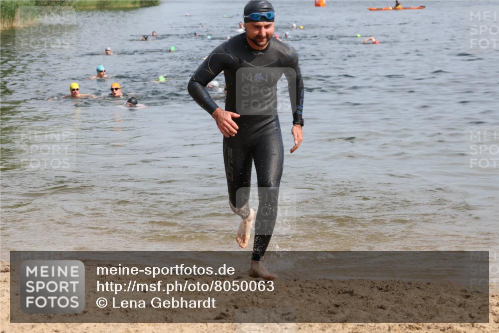 15.06.2025 - 27. Vierlanden-Triathlon Lena Gebhardt http://msf.ph/oto/8050063 15.06.2025 09:56:20 Schwimmen 260, 314, 315, 323, 349, 438 meine-sportfotos.de