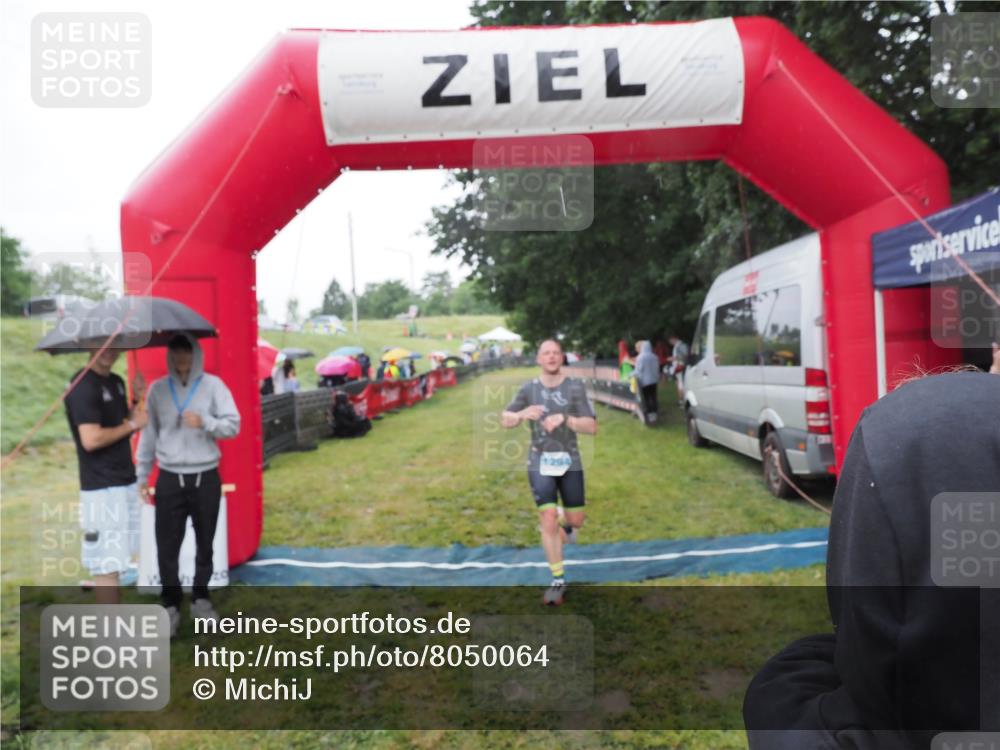 21.06.2025 - 27. Vierlanden-Triathlon MichiJ http://msf.ph/oto/8050064 15.06.2026 14:29:58 Ziel 1175, 1287, 1294, 1295 meine-sportfotos.de
