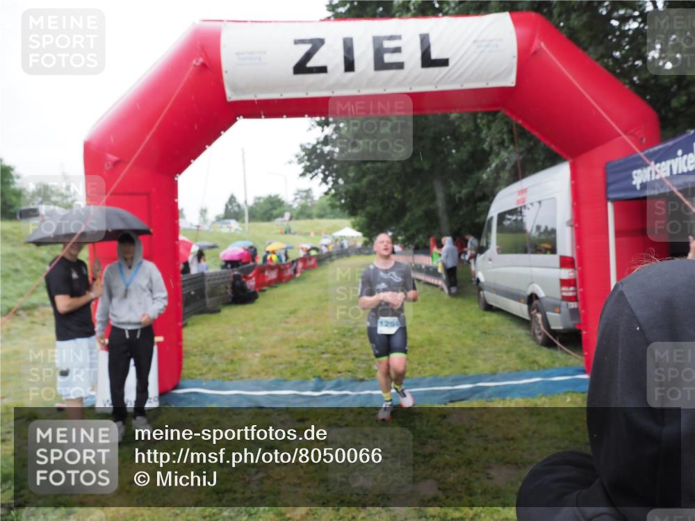 21.06.2025 - 27. Vierlanden-Triathlon MichiJ http://msf.ph/oto/8050066 15.06.2026 14:29:58 Ziel 1175, 1287, 1294, 1295 meine-sportfotos.de