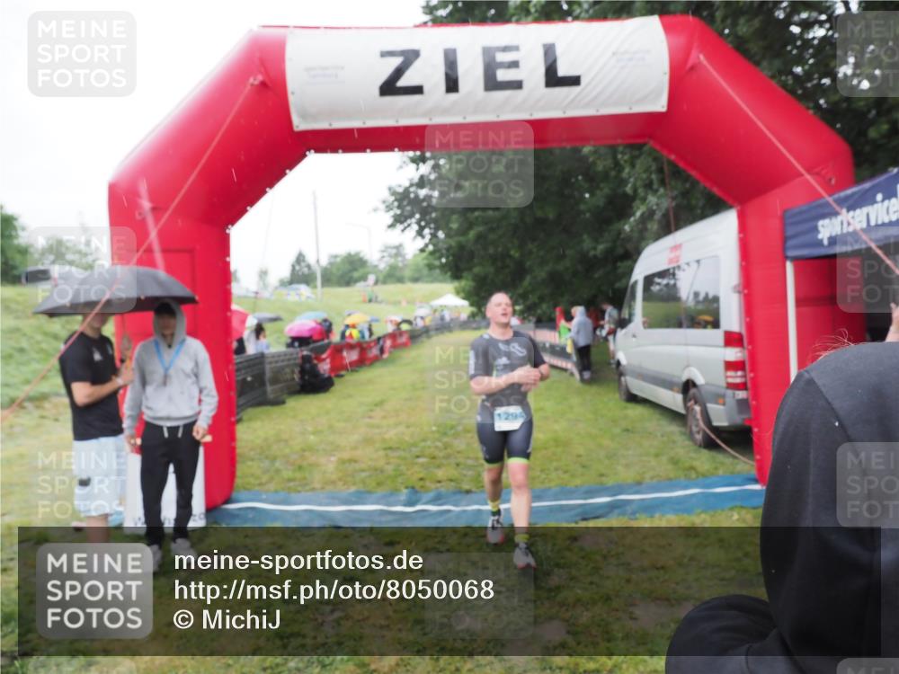 21.06.2025 - 27. Vierlanden-Triathlon MichiJ http://msf.ph/oto/8050068 15.06.2026 14:29:58 Ziel 1175, 1287, 1294, 1295 meine-sportfotos.de
