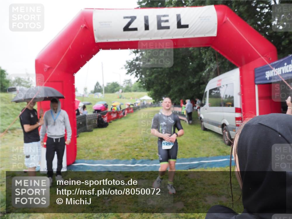 21.06.2025 - 27. Vierlanden-Triathlon MichiJ http://msf.ph/oto/8050072 15.06.2026 14:29:58 Ziel 1175, 1287, 1294, 1295 meine-sportfotos.de