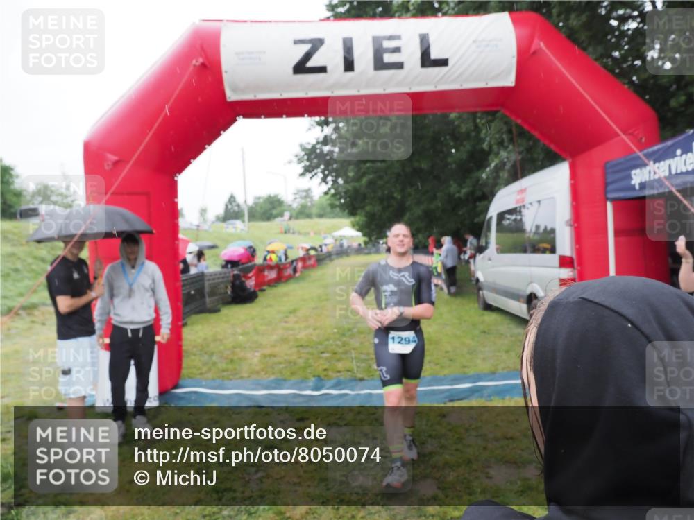 21.06.2025 - 27. Vierlanden-Triathlon MichiJ http://msf.ph/oto/8050074 15.06.2026 14:29:58 Ziel 1175, 1287, 1294, 1295 meine-sportfotos.de