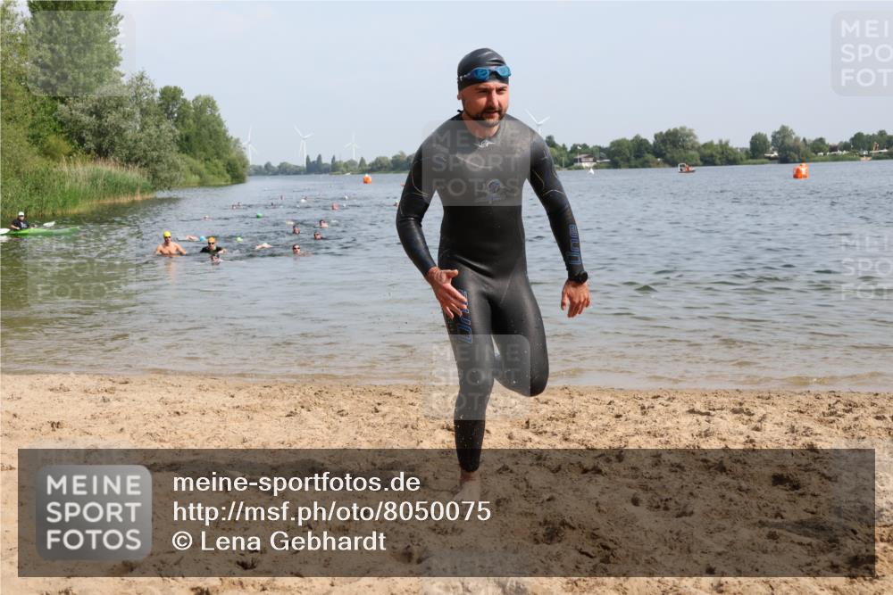 15.06.2025 - 27. Vierlanden-Triathlon Lena Gebhardt http://msf.ph/oto/8050075 15.06.2025 09:56:21 Schwimmen 260, 314, 315, 323, 349, 438 meine-sportfotos.de