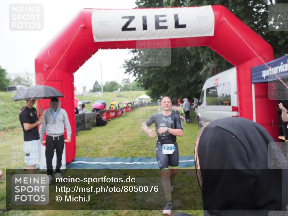 21.06.2025 - 27. Vierlanden-Triathlon MichiJ http://msf.ph/oto/8050076 15.06.2026 14:29:58 Ziel 1175, 1287, 1294, 1295 meine-sportfotos.de