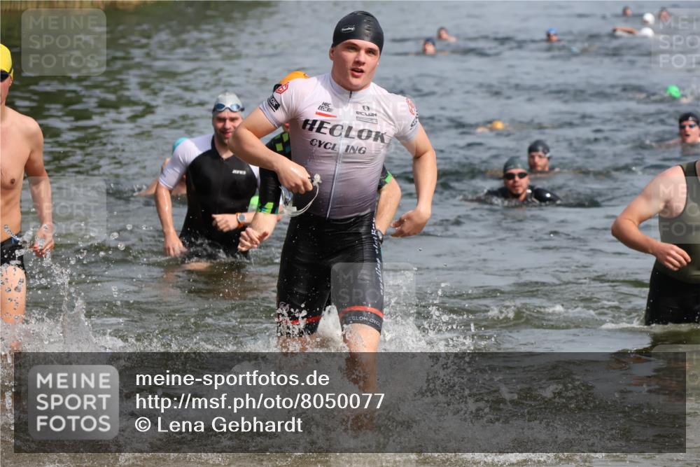 15.06.2025 - 27. Vierlanden-Triathlon Lena Gebhardt http://msf.ph/oto/8050077 15.06.2025 09:56:31 Schwimmen 254, 276, 286, 320, 341, 438 meine-sportfotos.de