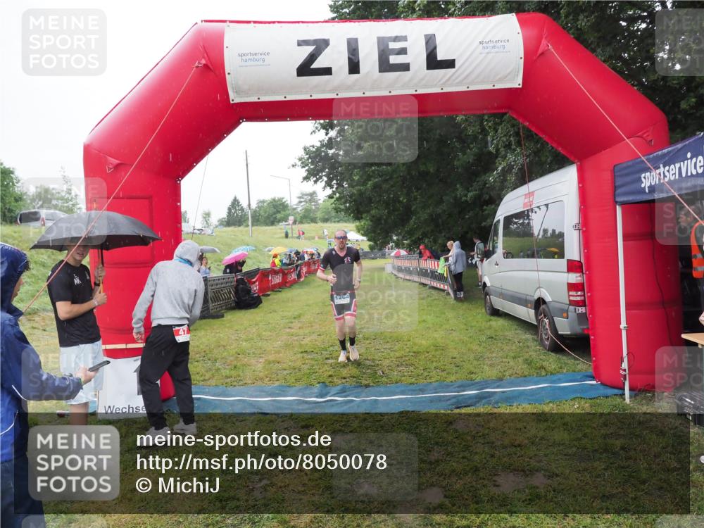21.06.2025 - 27. Vierlanden-Triathlon MichiJ http://msf.ph/oto/8050078 15.06.2026 14:30:10 Ziel 1264 meine-sportfotos.de