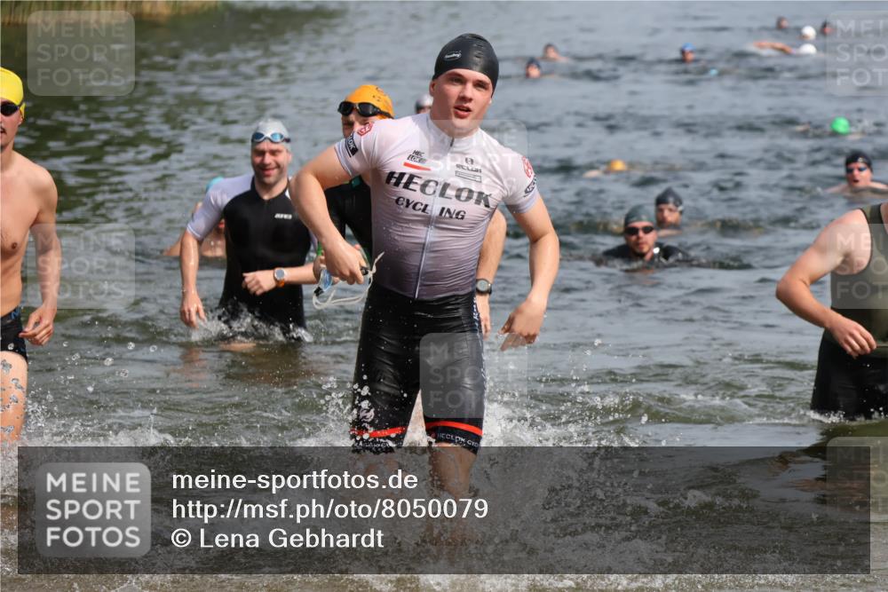 15.06.2025 - 27. Vierlanden-Triathlon Lena Gebhardt http://msf.ph/oto/8050079 15.06.2025 09:56:32 Schwimmen 254, 276, 286, 320, 341 meine-sportfotos.de