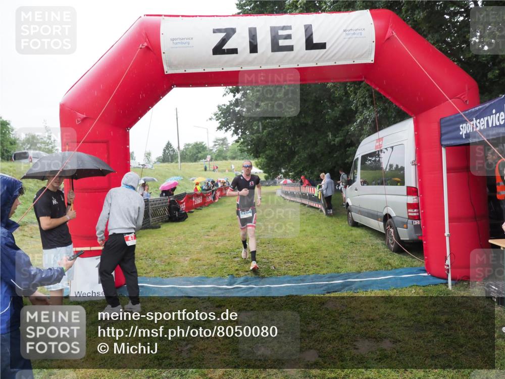 21.06.2025 - 27. Vierlanden-Triathlon MichiJ http://msf.ph/oto/8050080 15.06.2026 14:30:10 Ziel 1264 meine-sportfotos.de