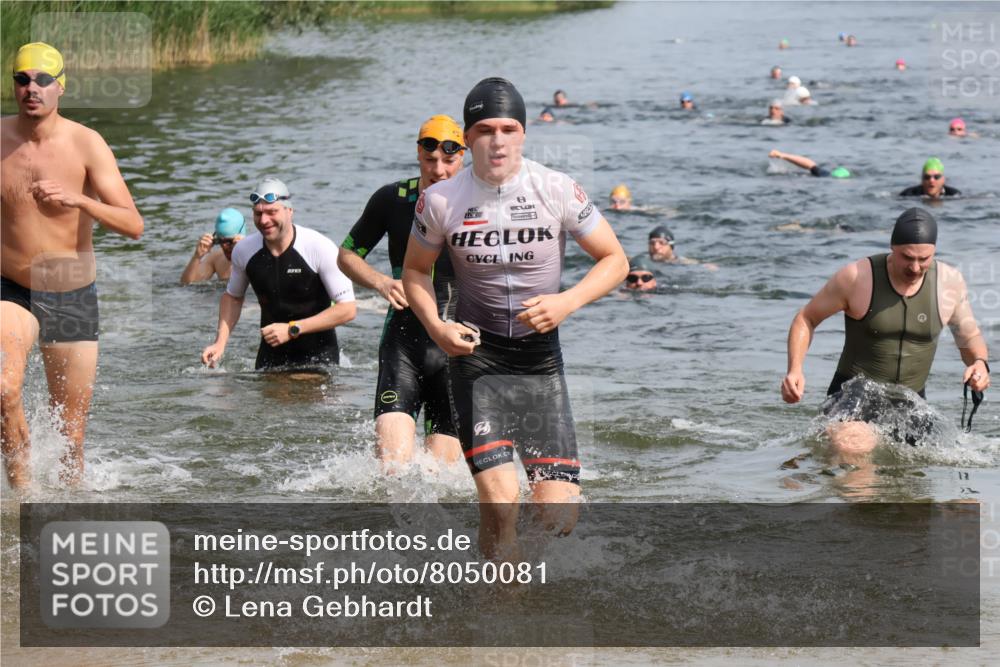 15.06.2025 - 27. Vierlanden-Triathlon Lena Gebhardt http://msf.ph/oto/8050081 15.06.2025 09:56:32 Schwimmen 254, 276, 286, 320, 341 meine-sportfotos.de
