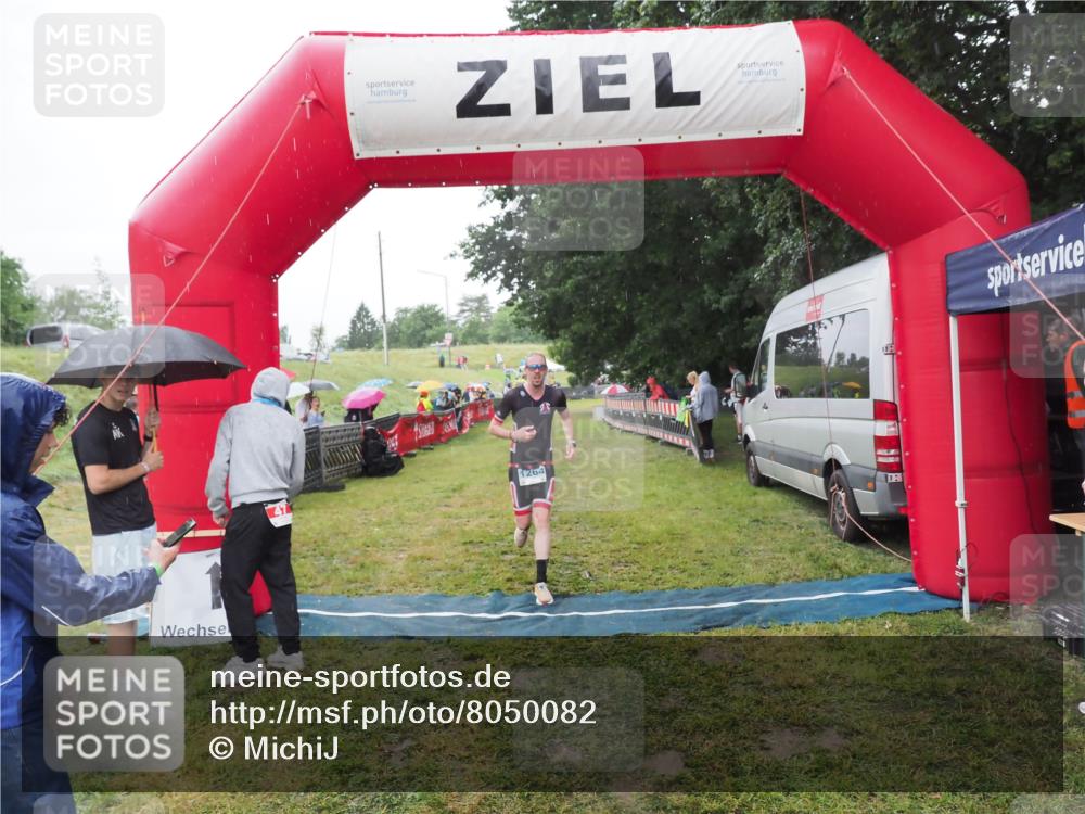 21.06.2025 - 27. Vierlanden-Triathlon MichiJ http://msf.ph/oto/8050082 15.06.2026 14:30:11 Ziel 1264 meine-sportfotos.de