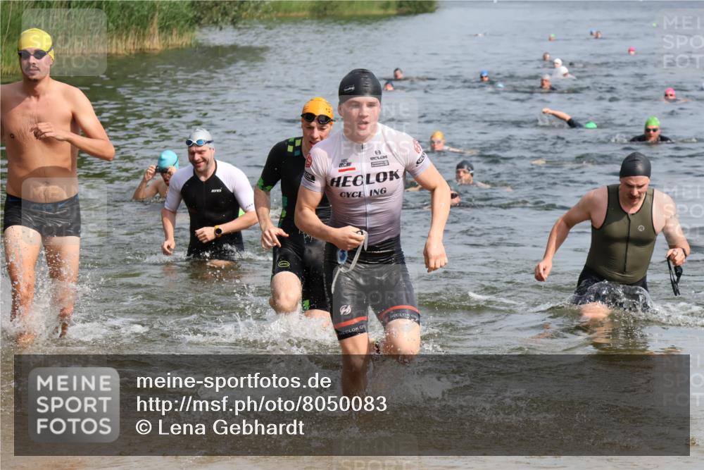 15.06.2025 - 27. Vierlanden-Triathlon Lena Gebhardt http://msf.ph/oto/8050083 15.06.2025 09:56:32 Schwimmen 254, 276, 286, 320, 341 meine-sportfotos.de