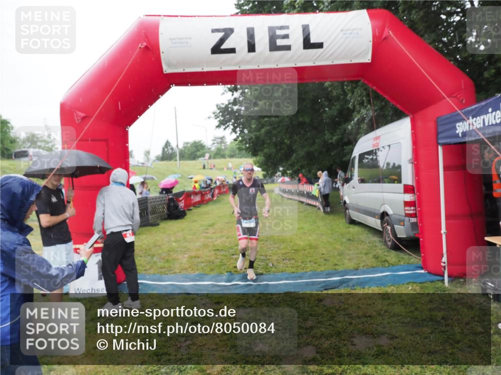 21.06.2025 - 27. Vierlanden-Triathlon MichiJ http://msf.ph/oto/8050084 15.06.2026 14:30:11 Ziel 1264 meine-sportfotos.de