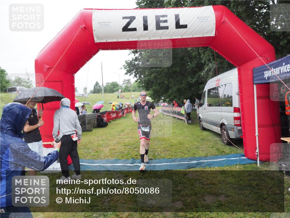 21.06.2025 - 27. Vierlanden-Triathlon MichiJ http://msf.ph/oto/8050086 15.06.2026 14:30:11 Ziel 1264 meine-sportfotos.de