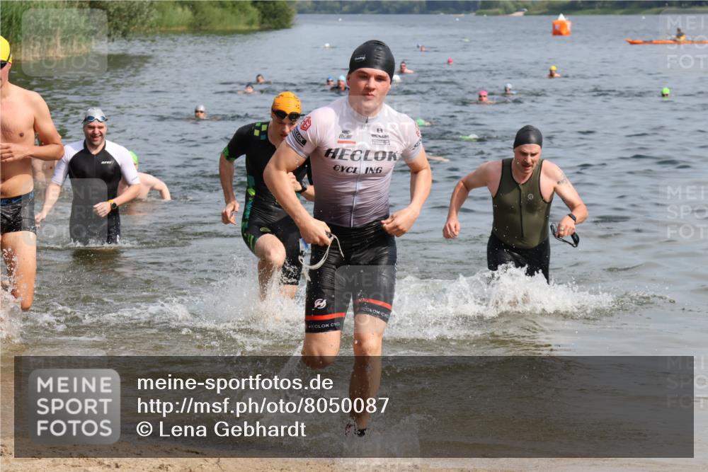 15.06.2025 - 27. Vierlanden-Triathlon Lena Gebhardt http://msf.ph/oto/8050087 15.06.2025 09:56:33 Schwimmen 254, 276, 286, 320, 341 meine-sportfotos.de