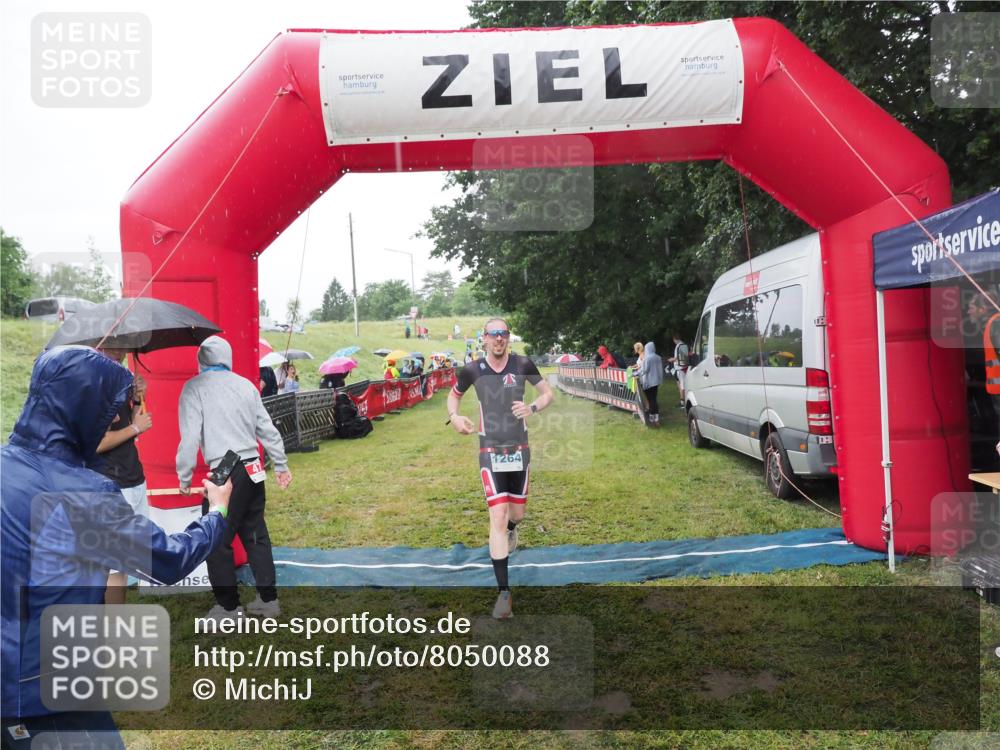 21.06.2025 - 27. Vierlanden-Triathlon MichiJ http://msf.ph/oto/8050088 15.06.2026 14:30:11 Ziel 1264 meine-sportfotos.de