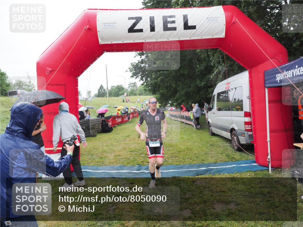 21.06.2025 - 27. Vierlanden-Triathlon MichiJ http://msf.ph/oto/8050090 15.06.2026 14:30:11 Ziel 1264 meine-sportfotos.de