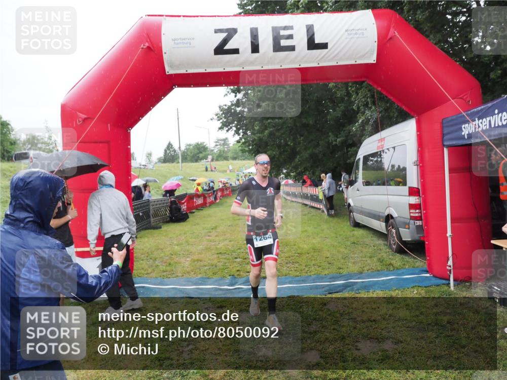 21.06.2025 - 27. Vierlanden-Triathlon MichiJ http://msf.ph/oto/8050092 15.06.2026 14:30:11 Ziel 1264 meine-sportfotos.de