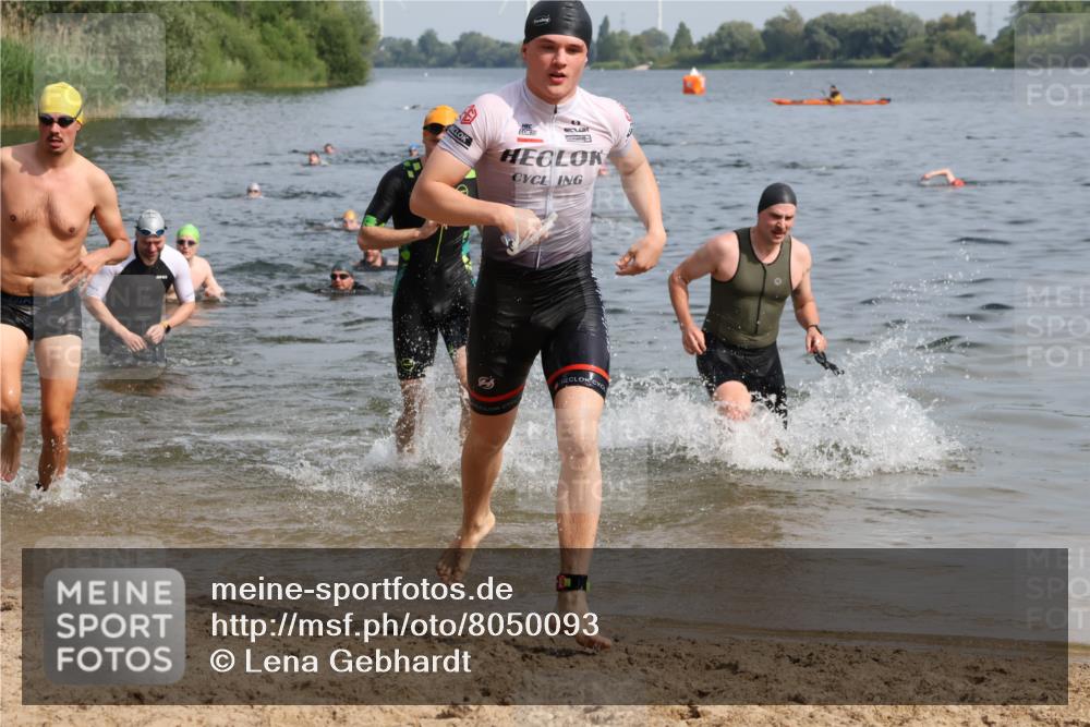 15.06.2025 - 27. Vierlanden-Triathlon Lena Gebhardt http://msf.ph/oto/8050093 15.06.2025 09:56:34 Schwimmen 254, 276, 286, 320, 341 meine-sportfotos.de