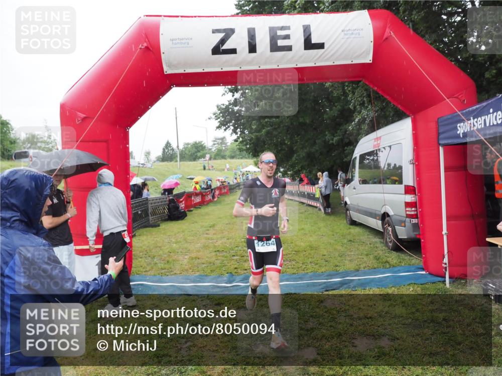 21.06.2025 - 27. Vierlanden-Triathlon MichiJ http://msf.ph/oto/8050094 15.06.2026 14:30:11 Ziel 1264 meine-sportfotos.de