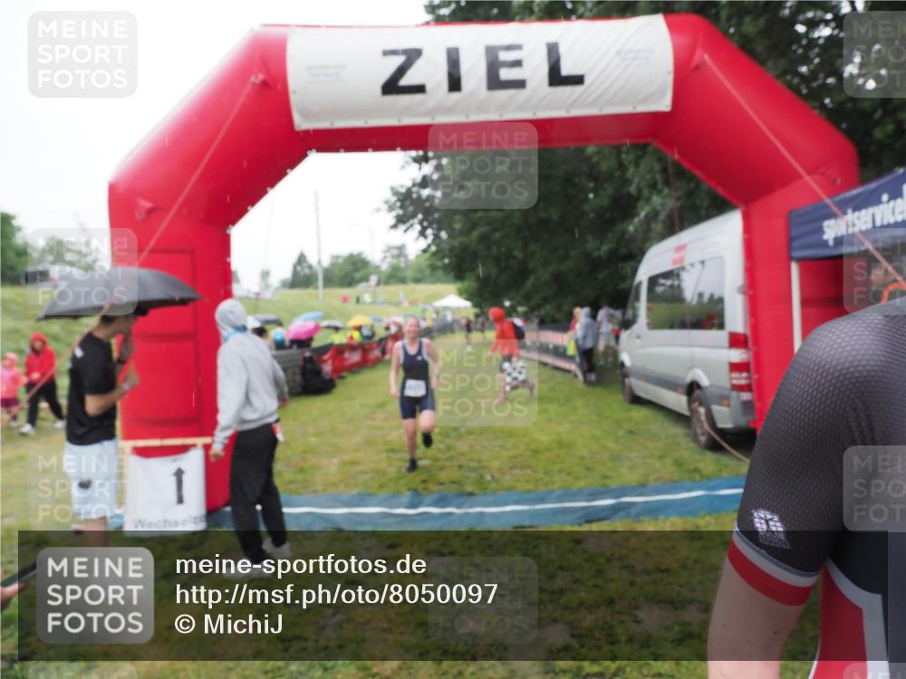 21.06.2025 - 27. Vierlanden-Triathlon MichiJ http://msf.ph/oto/8050097 15.06.2026 14:30:16 Ziel 1168, 1264 meine-sportfotos.de