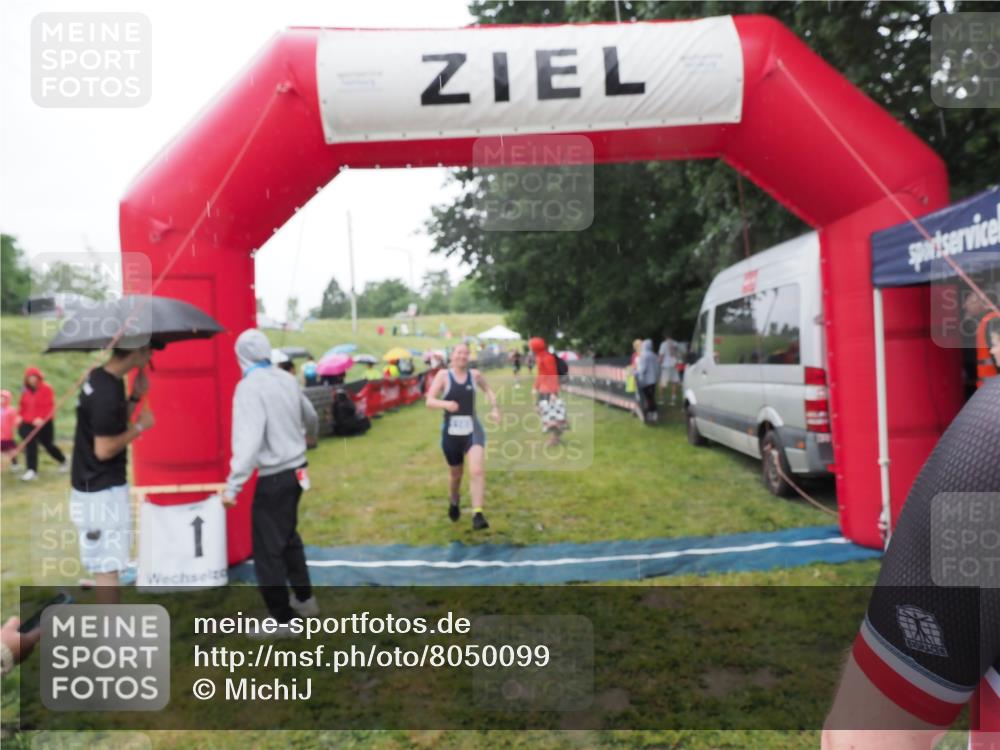 21.06.2025 - 27. Vierlanden-Triathlon MichiJ http://msf.ph/oto/8050099 15.06.2026 14:30:16 Ziel 1168, 1264 meine-sportfotos.de