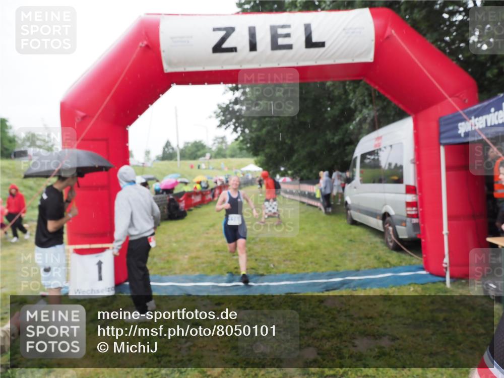 21.06.2025 - 27. Vierlanden-Triathlon MichiJ http://msf.ph/oto/8050101 15.06.2026 14:30:17 Ziel 1168, 1264 meine-sportfotos.de