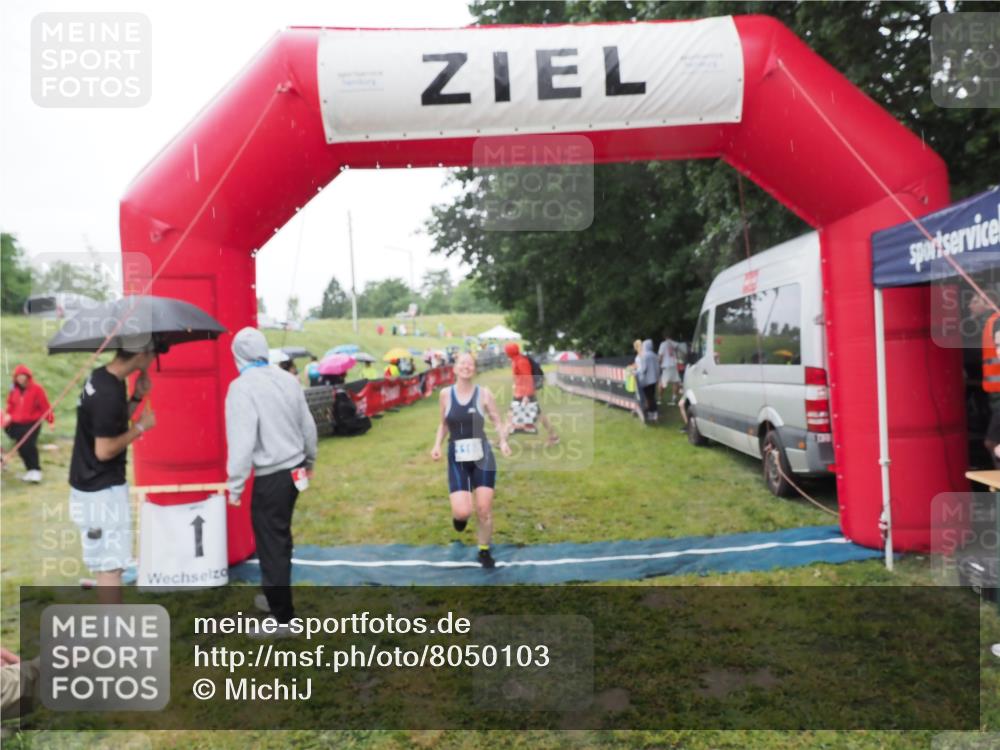 21.06.2025 - 27. Vierlanden-Triathlon MichiJ http://msf.ph/oto/8050103 15.06.2026 14:30:17 Ziel 1168, 1264 meine-sportfotos.de