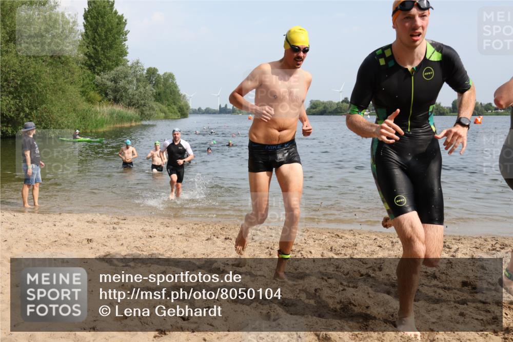 15.06.2025 - 27. Vierlanden-Triathlon Lena Gebhardt http://msf.ph/oto/8050104 15.06.2025 09:56:37 Schwimmen 254, 275, 276, 281, 286, 320, 341 meine-sportfotos.de