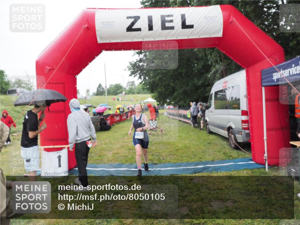 21.06.2025 - 27. Vierlanden-Triathlon MichiJ http://msf.ph/oto/8050105 15.06.2026 14:30:17 Ziel 1168, 1264 meine-sportfotos.de